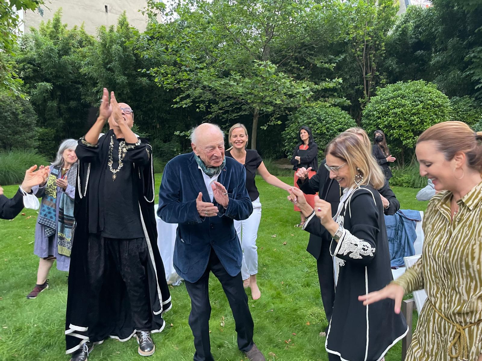Edgar Morin entouré lors d'une fête au jardin